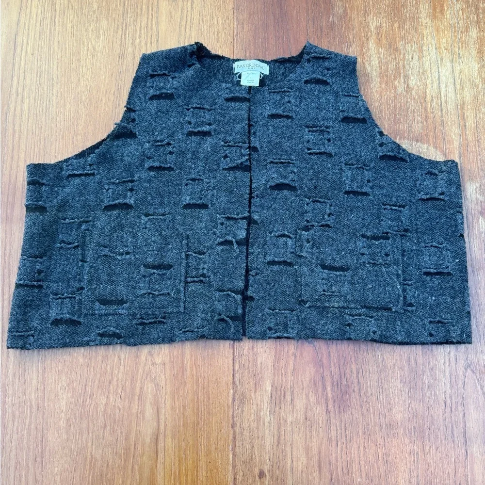 Chic Textured Charcoal Sleeveless Vest - Picture 4 of 10